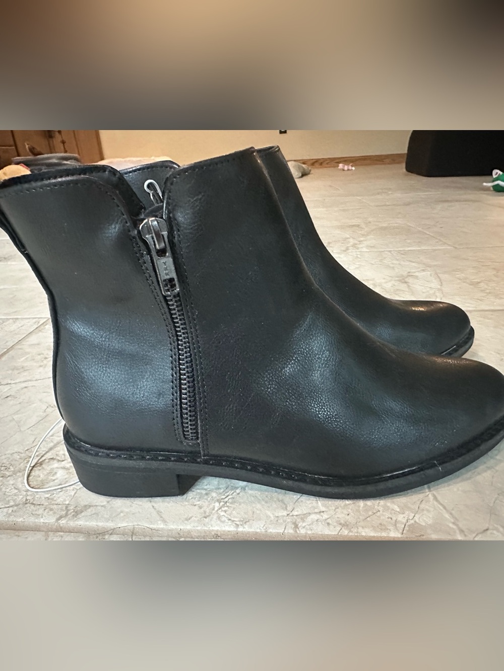 Universal Threads black bootie ankle boots memory foam NWT 8 zipper sides